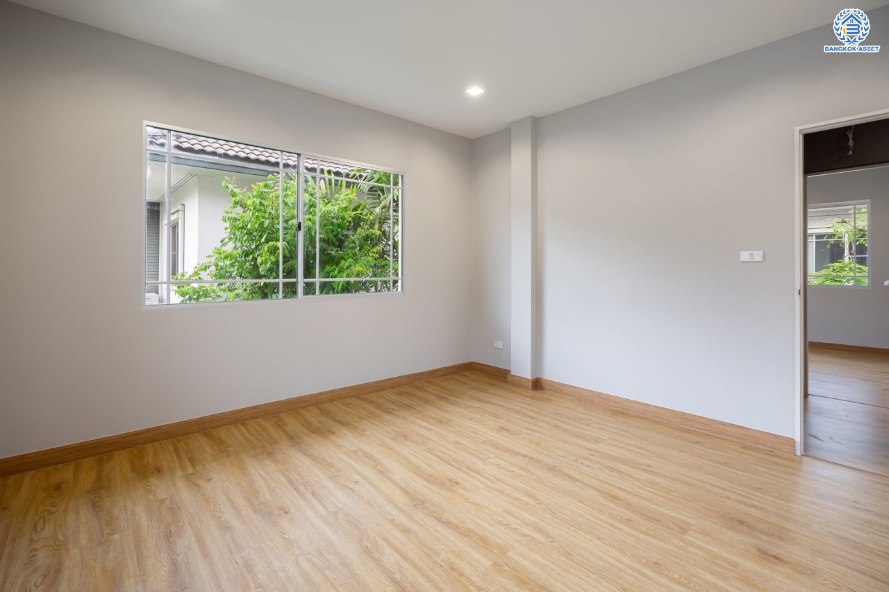 บ้านมือสองตกแต่งใหม่ แบรนด์สุดหรู L&H ม.มัณฑนา แจ้งวัฒนะ-ราชพฤกษ์ เนื้อที่ 55.3 ตร.ว. ฟังก์ชัน 3 ห้องนอน 3 ห้องน้ำ จอดรถได้ 2 คัน บรรยากาศ Private พร้อม Facilities ครบครัน! บนทำเลโซนเมือง เชื่อมต่อทุกการเดินทาง ใกล้เซ็นทรัลแจ้งวัฒนะ, เมืองทองธานี, ทางด่วน และรถไฟฟ้าสายสีม่วง "สถานีบางรักน้อยท่าอิฐ"